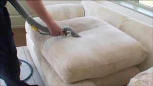 Cara membersihkan sofa dan furnitur dengan bahan kain.